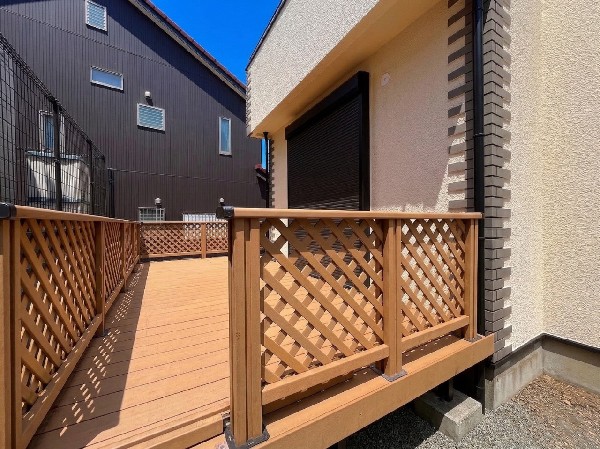 外観:ウッドデッキ