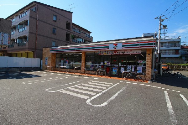 周辺環境:セブンイレブン 川崎栗谷3丁目店(特にお弁当等の惣菜で一歩先を行くセブンイレブン。一昔前と比べると格段に美味しい！会社帰りに立ち寄れる立地は嬉しい限り！)