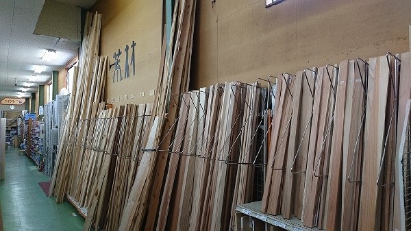 周辺環境:ホームセンタースズキ(リフォームからペット用品まで豊富な品揃えです。週末はDIYに勤しんでは如何でしょうか？)