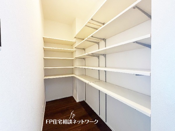 リビングに隣接したファミリークロークを設け、家族みんなの荷物をまとめて収納できます。お出かけ前の支度や片付けもスムーズです。