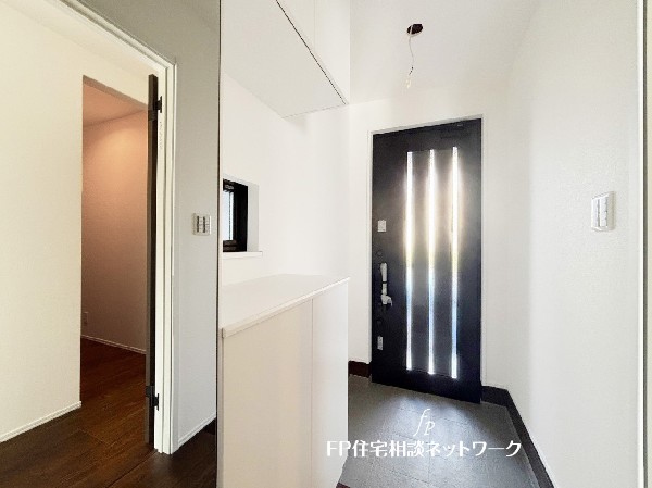 玄関ホールがスッキリ広々としていると帰る時も出ていく時も気持ちが良い。来客を出迎える玄関が綺麗ならその家の印象が良くなる。