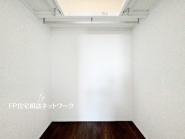 ウォークインクローゼットのある住まいで収納上手な生活を実現。衣類だけでなく、箱物や思い出の品もたっぷり収納できます。