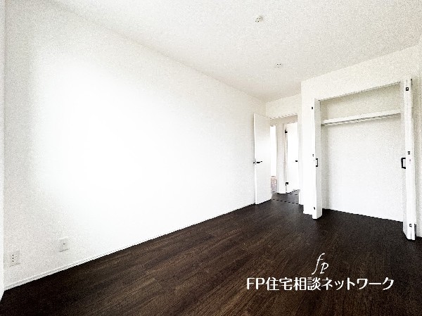 全居室には大型の収納クローゼットを完備。普段使いのお洋服や小物はもちろん、季節物のお洋服などもしっかりと整理整頓出来る。居室空間を隅々まで使えるのが嬉しい。