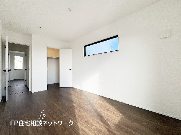 深いやすらぎへと誘う主寝室。約6.45帖のゆとりの広さと、落ち着いた内装仕様でプライベートな時間を心豊かにお過ごしいただけるように配慮。