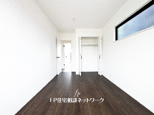 光を取り込みやすい2面採光の居室は日当良好。クローゼットの完備で収納スペースも十分。お子様にとっての「自分の部屋」。学習デスクやベッドの配置もラクラクです。