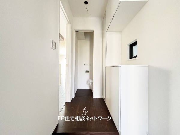 散らかりがちな玄関をスッキリと保てる玄関収納は、家の中に入る時一番最初に目に付く場所だからこだわりたい。落ち着いた色目が、室内のカラーやデザインと調和。