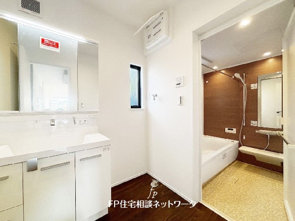 鏡の裏に収納棚を確保した三面鏡を採用。化粧品や歯ブラシなどを機能的に収納。