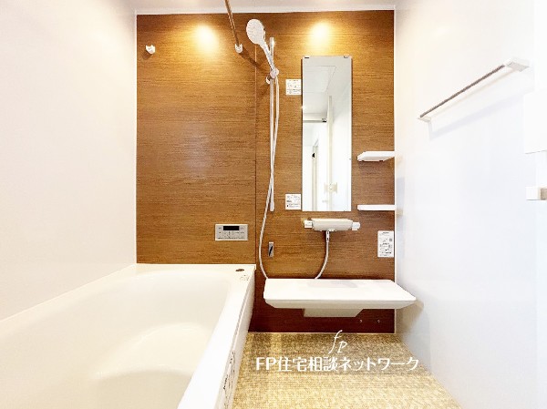 ゆったり入れる一坪バス。足を伸ばして入れるサイズは一日の疲れを癒すのに嬉しい広さ。お子様と一緒の入浴でも充分な広さです。