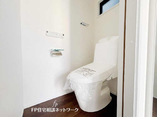 ウォシュレット、暖房便座機能付のトイレです。従来型に比べ節水効果があり、お手入れもしやすいので、家計も家事の負担も軽減してくれます。
