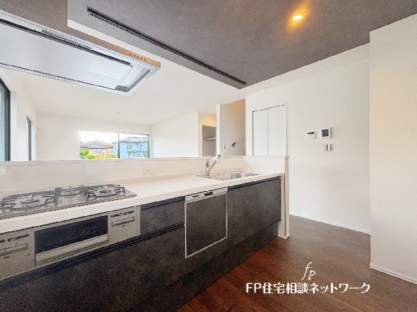 新しいキッチンは食事の支度も楽しく出来る。お手伝いをしてくれるお子様と並びながら準備や片付けが出来るキッチンは、ご家族のコミュニケーションを育む場として活躍します。