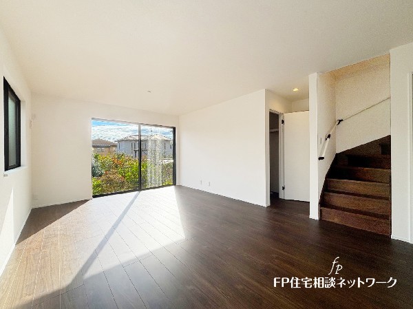 想像以上の質感が訪れる者の心を離さない。フローリング素材、窓の配置、壁面タイル、カラーバランス、どれをとってもワンランク上の仕上がり。