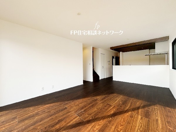 リビングで遊ぶお子様を見守りながらお料理が出来る対面式カウンターキッチンは、料理をしながらご家族との会話を楽しめます。毎日のお料理も楽しくなりますねｖ