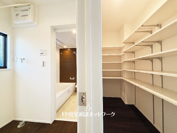 キッチン隣には、ストック食材やキッチン家電の収納に便利なパントリー収納付です。大きなお弁当箱などのシーズン品、レシピ本など収納できます。