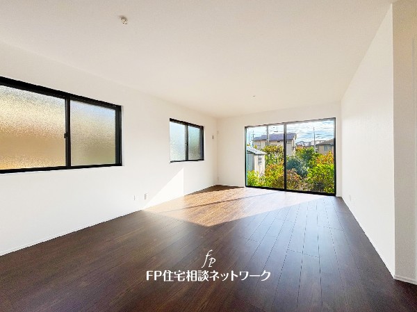 南に大きく面した掃出し窓から光が降りそそぐ開放的なリビング。大きな窓からは、太陽の光はもちろん、爽やかな風が吹き抜けます。快適で心地の良い空間を演出してくれます。