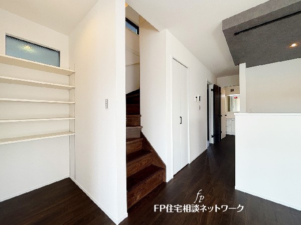 なにかと物が溢れがちなリビングに、マルチにご使用いただける収納スペースを設けました。お掃除用具、書類関係などもスッキリ片付き、リビングが広々使えます。