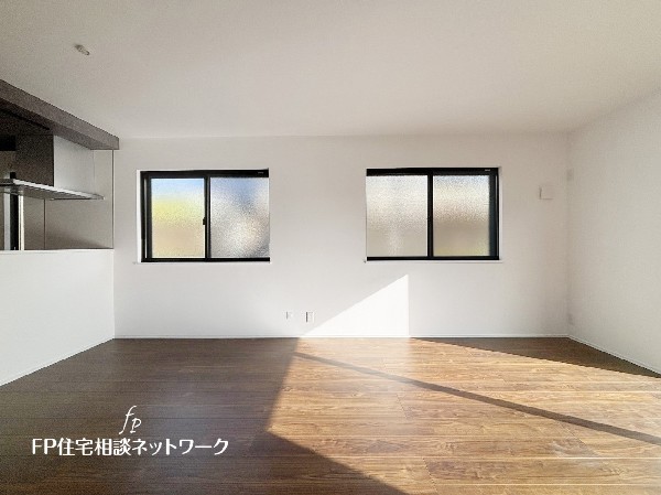 オープンな空間を生み出す、広がりとゆとり。家族と過ごす時間を大切にしたい方にぴったりのゆとりある住空間です。日差しがリビングの隅々までしっかりと届きます。