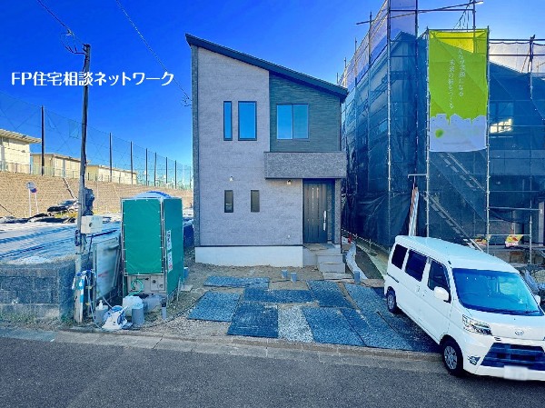外観:周辺は2階建て住宅が建並ぶ区画整理された閑静な住宅街に位置し、南側には建物がないので太陽の日差しが降りそそぐ明るい住宅です。