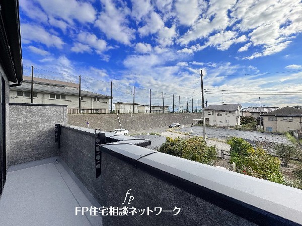 外観:この窓からの眺望がすばらしい。視界に緑が見えるので癒される。さらに遮る建物がないので遠くを望めば知らぬ間にリラックス。戸建では数少ない贅沢な景色。