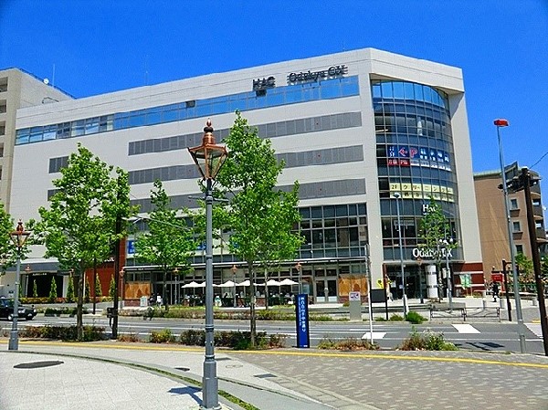 周辺環境:小田急ＯＸ万福寺店 (周囲にはいくつかのスーパーが点在しており、目的や曜日などで使い分けるもの良いですね。少し変わった食材で新しいお料理にチャレンジ！)