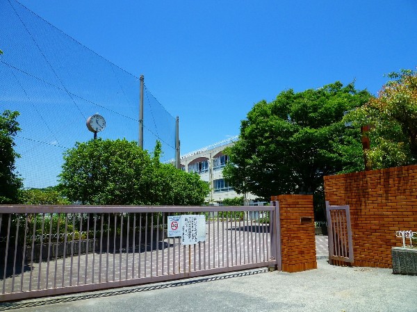 周辺環境:金程中学校 (昭和61年創立で生徒数約410名。吹奏楽部、陸上部、水泳部などが、県や関東大会に出場する強豪校。)