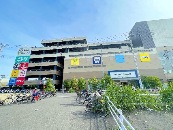 周辺環境:バースディマーケットスクエア川崎(しまむらグループの複合商業施設です。)