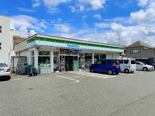 周辺環境:ファミリーマート青葉大場町店(人気のファミチキをはじめスナックメニューも大人気です)