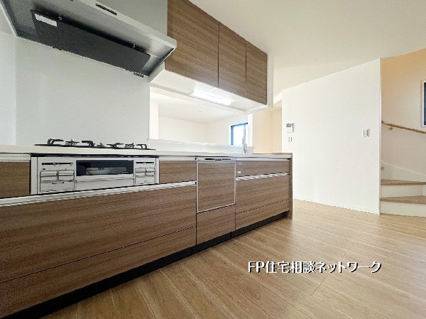 木目調のデザインが温かみを添えるシステムキッチン。広い作業スペースと充実した収納で、毎日の料理がもっと快適に。リビングとつながる開放的なレイアウトも魅力です。