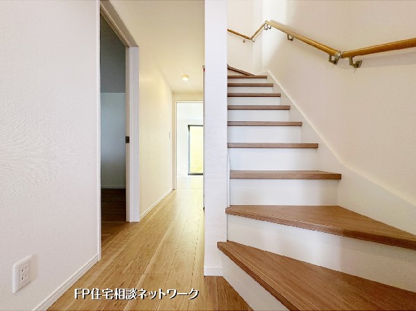 木目が美しい階段と奥へ続く明るい廊下が、住まい全体の開放感を演出。各居室への動線がスムーズで、日々の暮らしを快適にしてくれる設計です。