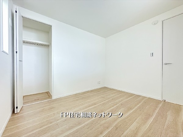 コンパクトながら使いやすいレイアウトの洋室。クローゼット完備で収納も安心。落ち着いた色合いの内装が、ゆったりと過ごせる空間をつくります。