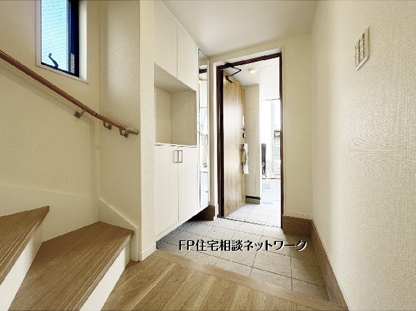 木目が美しい階段と、まっすぐ伸びる明るい廊下が心地よい住空間を演出。各居室へアクセスしやすい動線設計で、暮らしやすさが感じられる快適なフロアです。