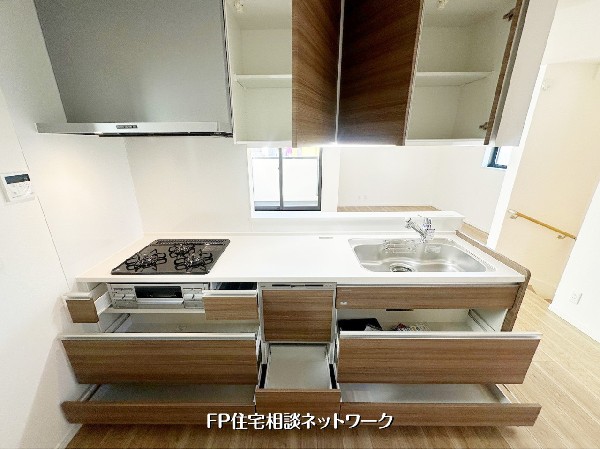 大容量の引き出し収納と使いやすいシステムキッチン。調理器具や食品がすっきり片付き、作業動線もスムーズに。毎日の料理がもっと快適になる設備です。