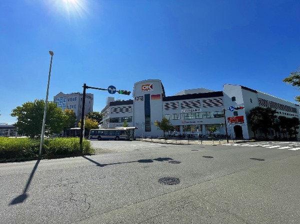 周辺環境:オーケー港北店(食べ盛りのお子様がいらっしゃるご家庭の強い味方、魅力の量・価格のスーパー。まとめ買いに、休日のお買い物に便利です。)