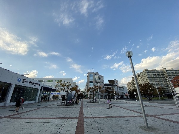周辺環境:都筑ふれあいの丘駅(駅前は広々としていますが、近くには大型スーパーやドラッグストアなど、買い物施設は充実しています。　)