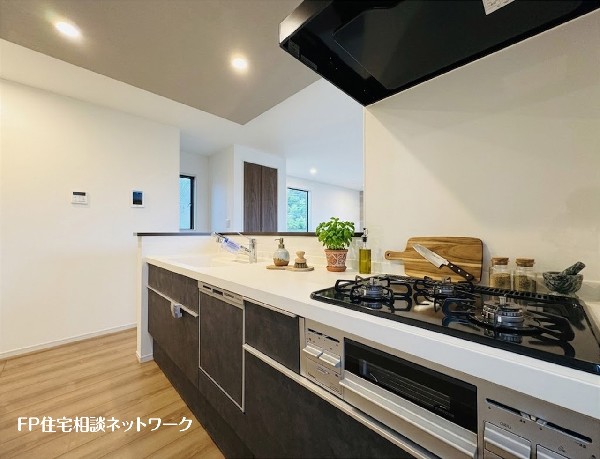 【キッチン】  本画像はAIがCGで小物を作成しており、実際の現地に小物は設置されておりません。また、販売価格に小物等は含まれておりません。