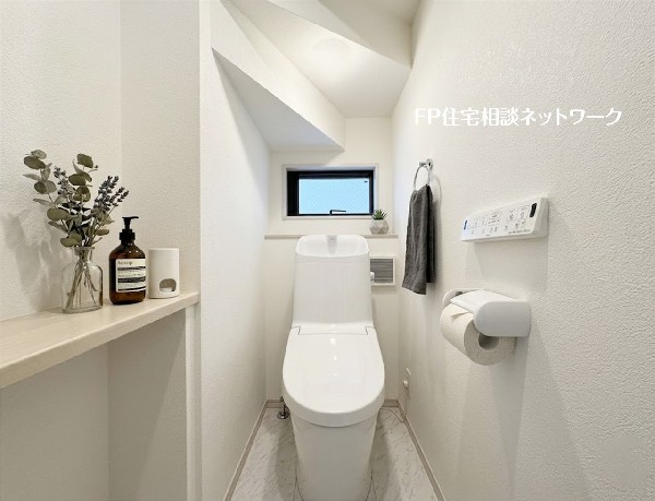 【トイレ】  本画像はAIがCGで小物を作成しており、実際の現地に小物は設置されておりません。また、販売価格に小物等は含まれておりません。