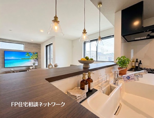 【キッチンカウンター】  木目調の下がり天井が温かみを添える、お洒落な対面式キッチン。開放感のあるカウンターからはリビングが見渡せ、家族との会話も弾みます。