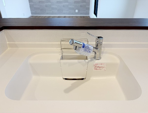 設備浄水と水道水を切り替えて使用できるスッキリとしたデザインの浄水器一体型水栓。ヘッドを引き出して使えるのでお料理はもちろんシンクの掃除が容易です。