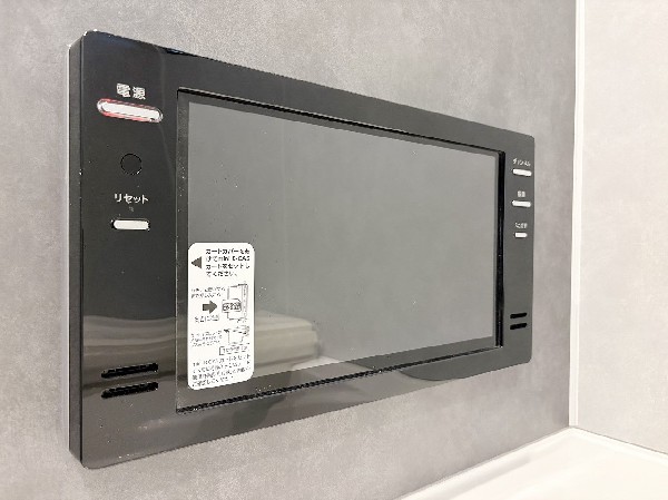 設備同仕様設備：浴室テレビで、一日の疲れを癒やす特別なバスタイムを。防水仕様だから安心、見やすい高精細画面で好きな番組に没頭できます。贅沢な空間で至福のひとときを過ごしませんか。