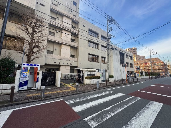 周辺環境:狛江市役所(引越しや出産、検診、保育園の入園、年金、税金、各種手続き等々、節目で必ず行く必要がある市役所。)