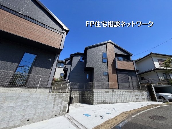 外観:【外観】  木目調のアクセントが際立つ、洗練されたモダンなデザイン住宅。日当たりも良く、快適な暮らしが想像できます。
