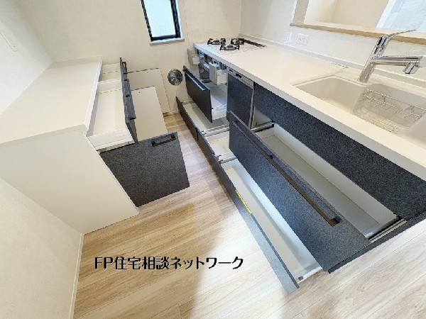 【キッチン収納】  足元まで無駄なく使える大容量の引き出し収納が魅力。奥の荷物もサッと取り出せるフルオープン仕様で、調理効率が上がります。整理整頓がしやすく、清潔感あふれるキッチンを維持できます。