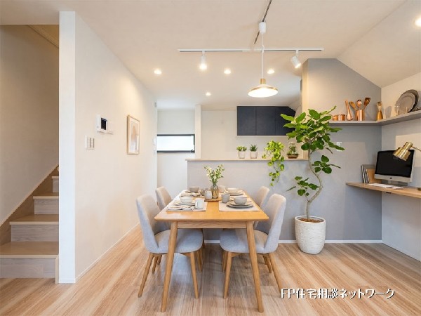 【LDK│18.3帖】  本画像はAIがCGで家具を作成しており、実際の現地に家具は設置されておりません。また、販売価格に家具等は含まれておりません。    