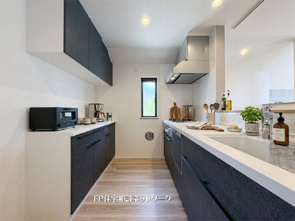 【キッチン】  本画像はAIがCGで小物を作成しており、実際の現地に小物は設置されておりません。また、販売価格に小物等は含まれておりません。