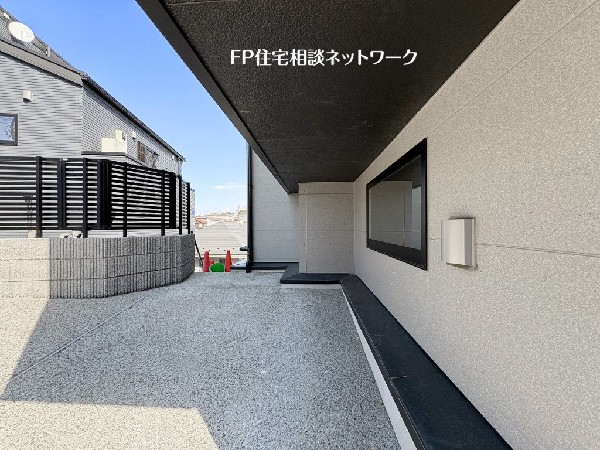 外観:【軒下│自転車置場】  雨や日差しを遮る、広々とした軒下空間。外部からの視線を程よくカットしつつ、心地よい風と眺望を楽しめます。アウトドアリビングや趣味の場として、暮らしの可能性が広がる一台です。