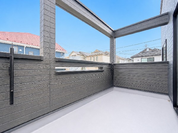 外観:南からの明るい光が差しこむ陽だまりの空間。南に大きく面したバルコニーでお洗濯も干せばあっという間に乾きそうで家事もスムーズにこなせますね！乾いたお洗濯物からは太陽の匂いが感じられる心地よさ。