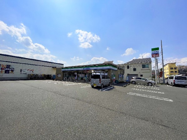 周辺環境:ファミリーマート 川崎南野川店( ファミリーマート人気のファミチキをはじめスナックメニューも大人気です。)