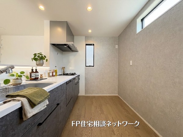 【キッチン】本画像はAIがCGで小物作成しており、実際の現地に小物は設置されておりません。また、販売価格に小物等は含まれておりません。