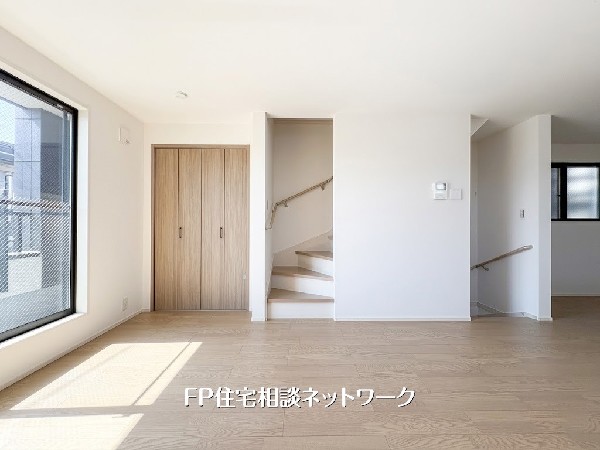 【LDK│17.5帖】明るい日差しが差し込むLDK。木の温もりと洗練された白壁が、心地よい空間を演出します。階段への動線もスムーズで、家族の笑顔が自然と集まる、理想の住まいです。