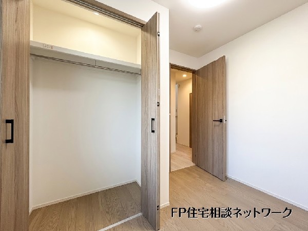 【クローゼット】明るく清潔感のある洋室。大容量のクローゼットとすっきりとした内装が魅力です。新しい生活を快適に始められます。
