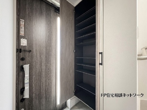 【シューズボックス】玄関には収納力豊富なシューズボックスを設置。棚の高さも調整でき、靴や小物をすっきり整理可能。すっきりとした空間で毎日の出入りも快適です。